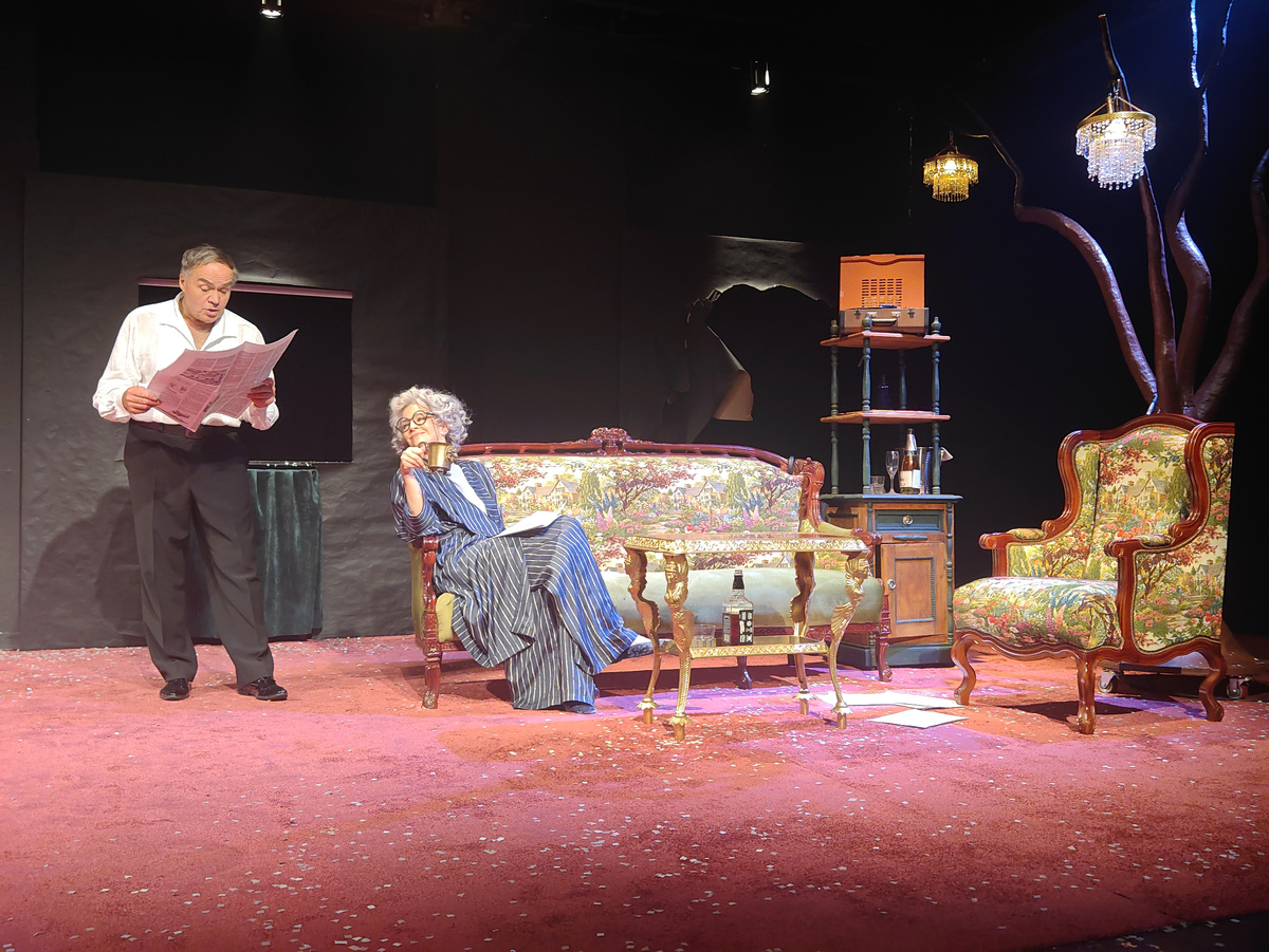 Очень похожи на мужа и жену со стажем, но все не так просто.