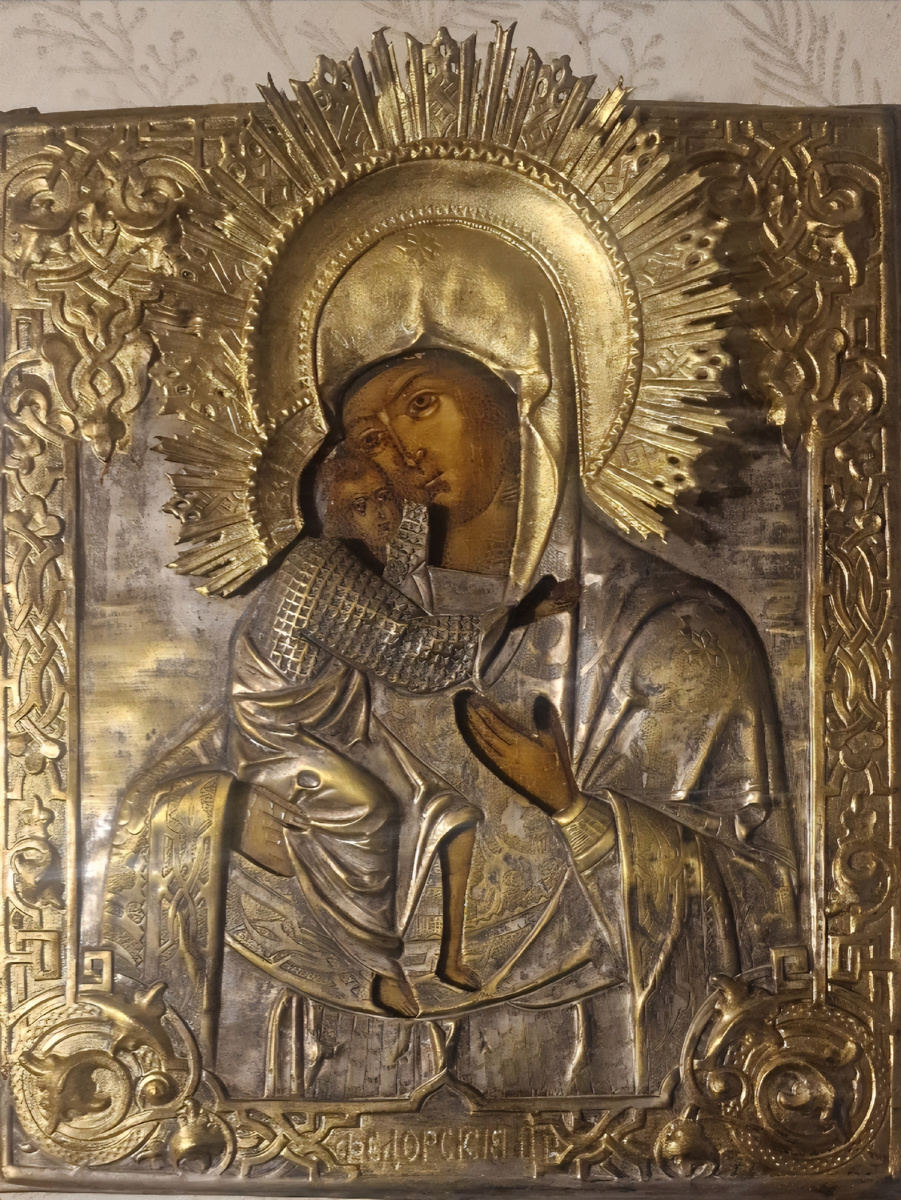 Феодоровская икона Божьей Матери. У младшей дочери сейчас стоит в комнате. Поразительная подокладная икона! Вглядитесь, какой лик у Богородицы!