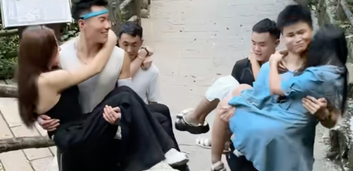 Они не всю дорогу несут, а для видео, чтобы девушки хвастались. Но кто ходит в ГОРЫ В ПЛАТЬЕ?