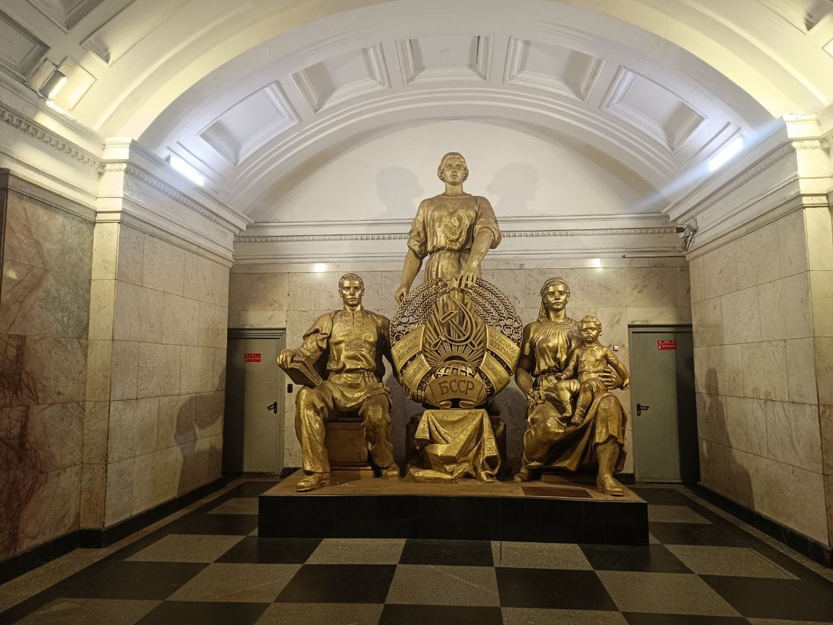 скульптурная группа «Советская Белоруссия», представленная в виде граждан, что держат свой герб, где на местном языке написано «Пролетарии всех стран – Соединяйтесь» и название «БССР»