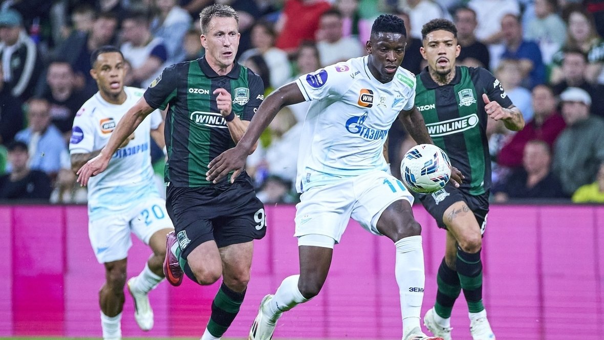    Нападающий «Зенита» Луис Энрике (в центре) в матче против «Краснодара».Вячеслав Евдокимов ФК «Зенит»