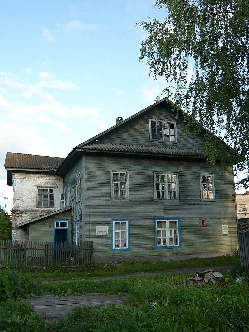    Дом в Кувшинове, в котором родился С. И. Ожегов. Справа на доме мемориальная доска в честь Ожегова. Фото: https://ru.wikipedia.org/