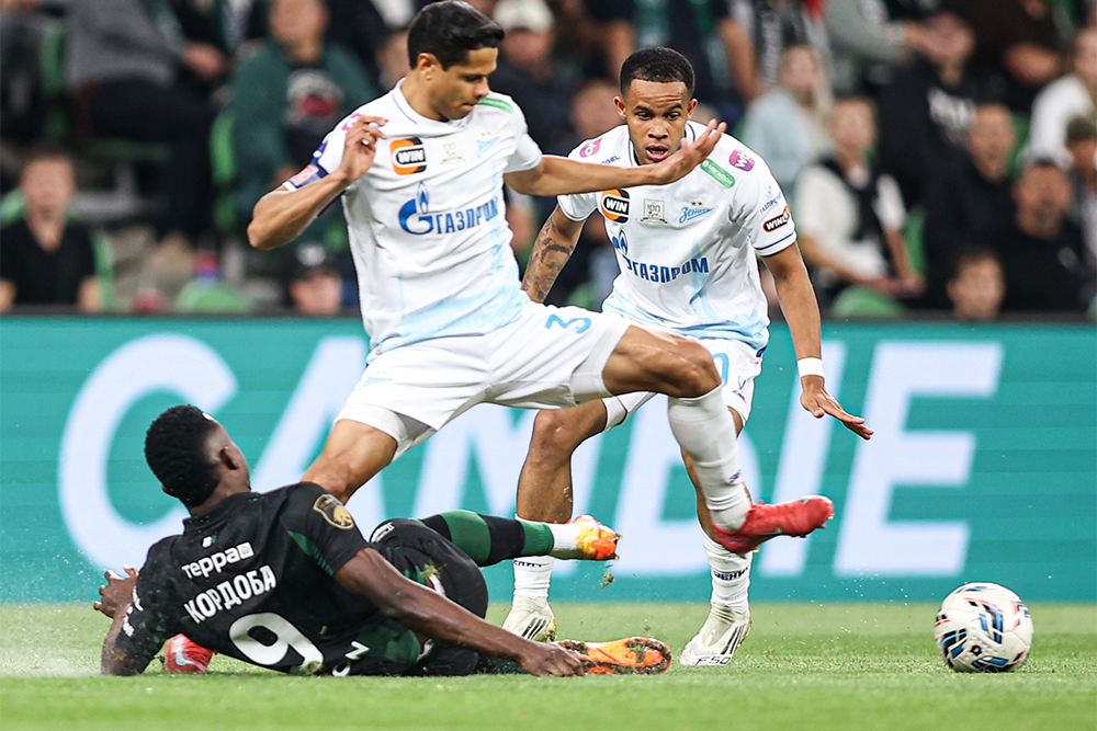    Джон Кордоба и его партнеры по "Краснодару" ничего не смогли противопоставить зенитовцам. / РИА Новости