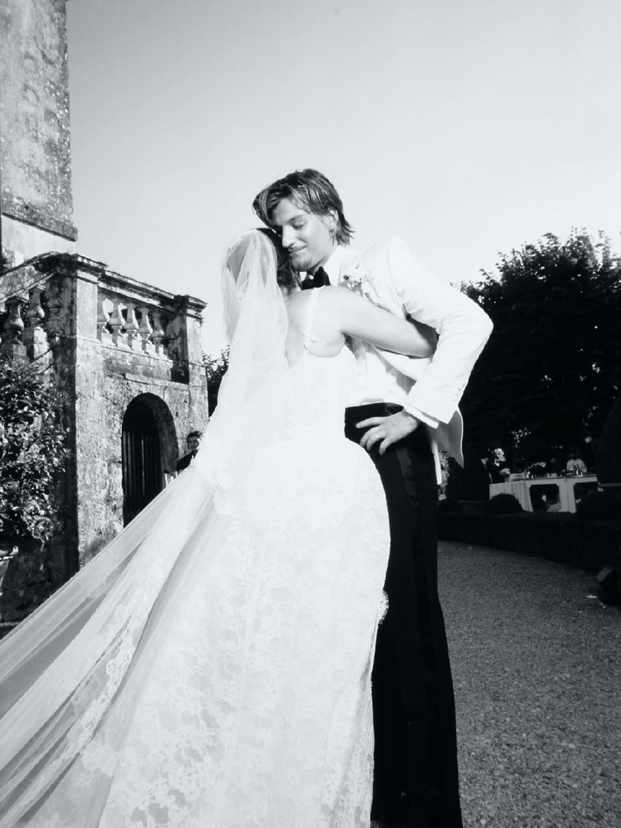    Милли Бобби Браун и Джейк Бон Джови на свадьбе. Фото: Инстаграм (запрещён в РФ) @milliebobbybrown