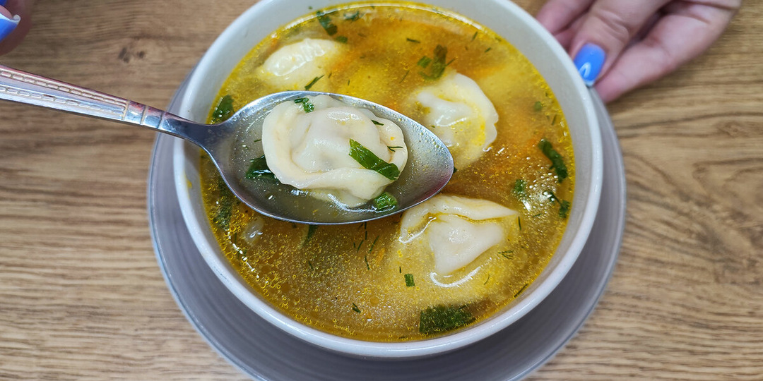 Любимый простенький супчик: когда надоедают солянки и борщи, готовлю такой вкусный и быстрый пельменный суп, который всем очень нравится