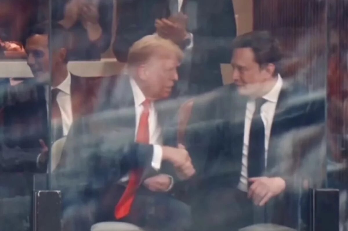    Трамп и Маск после перепалки в июне пожали руки на панихиде по Кирку