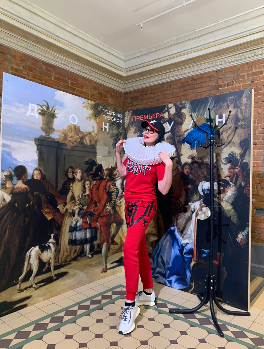 Фото зона перед спектаклем в фойе театра.