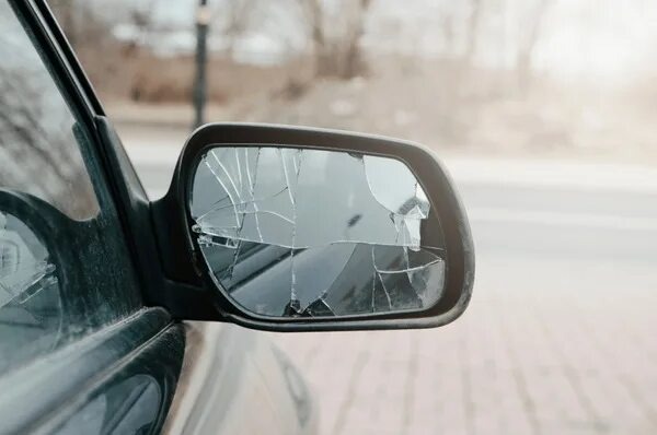 Фото заимствовано - https://www.shutterstock.com/search/car-broken-mirror