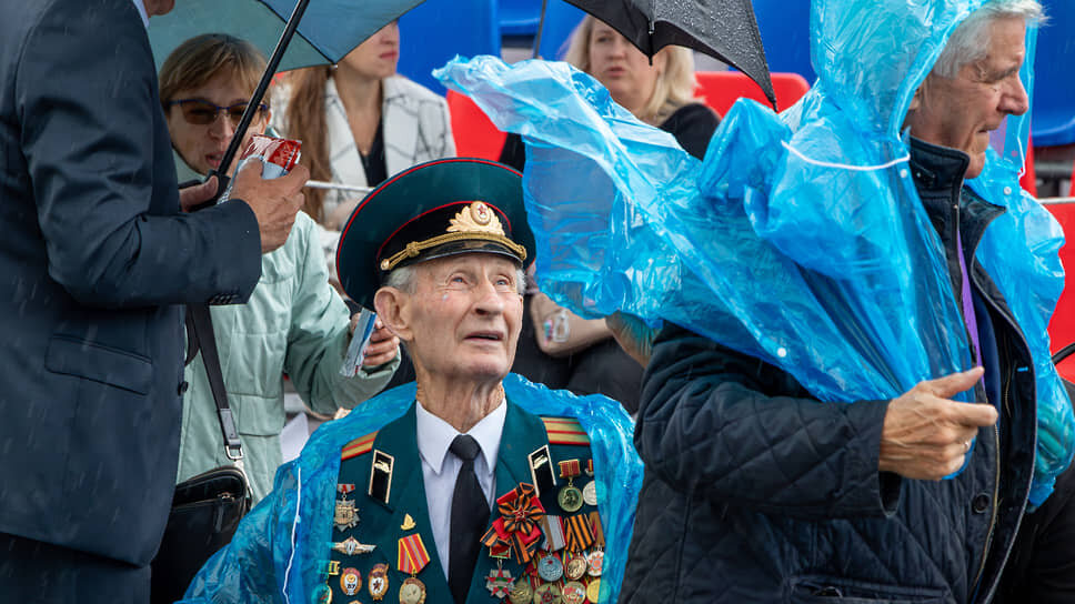 Ветеран с орденами и медалями на трибуне во время церемонии торжественного открытия программы Дня города в Воронеже.📷Фото: Егор Снетков / Коммерсантъ