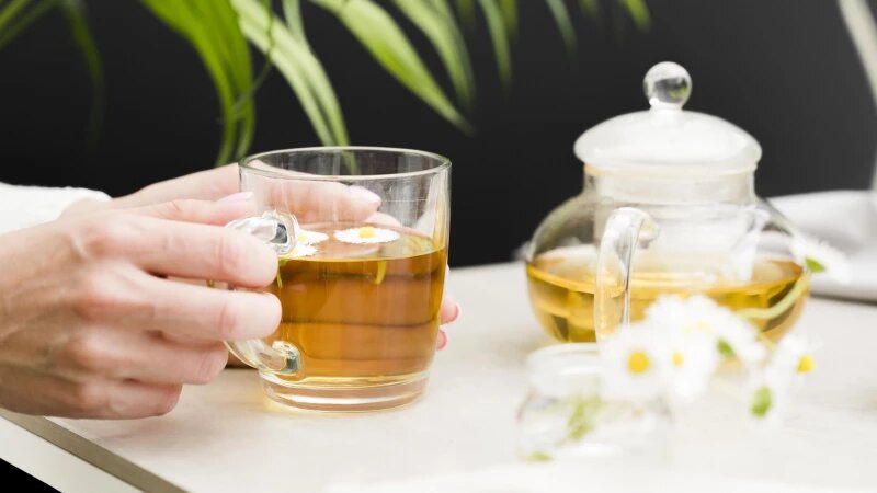     Заваривание чая. freepik.com/freepik