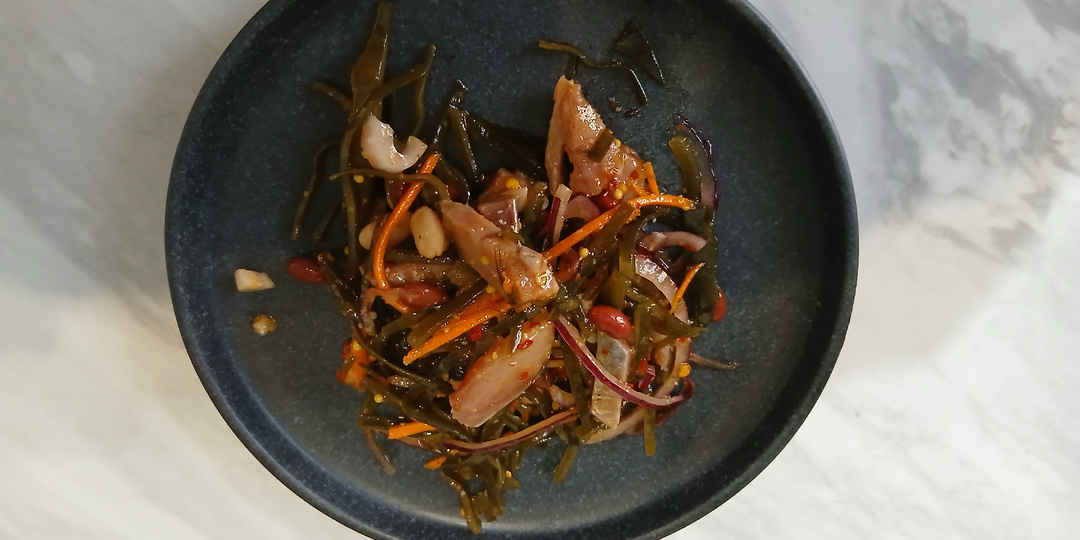 Салат из морской капусты с фасолью