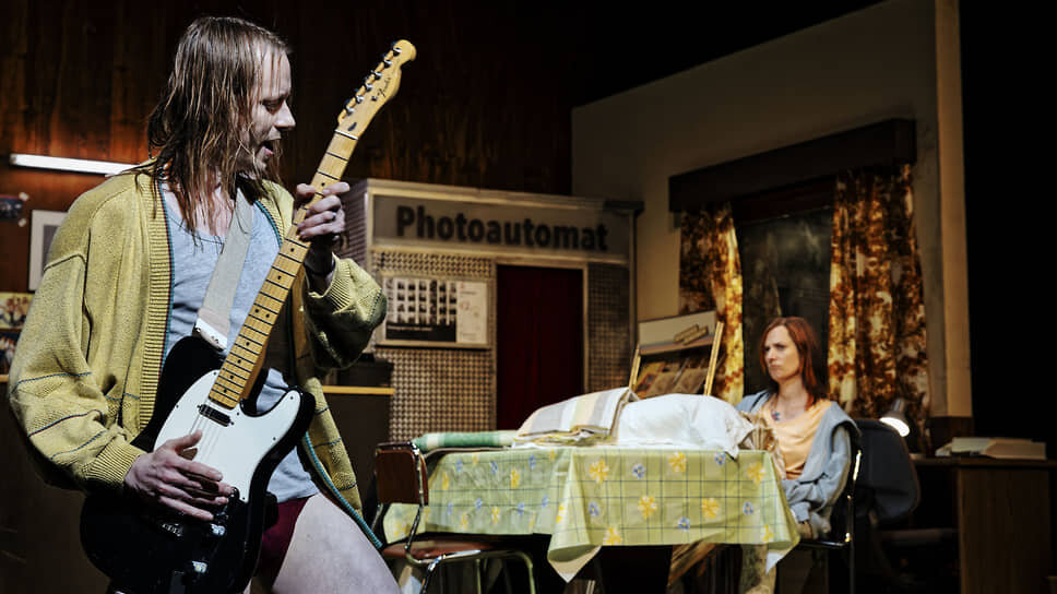 Штефан Штерн, вооружившись электрогитарой, буквально вырывается к зрителям.📷Фото: Gianmarco Bresadola / Schaubuehne