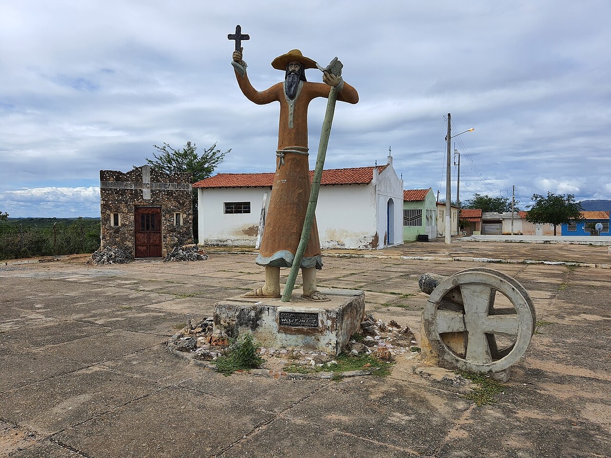 Статуя Антониу Консельейру. Анто́ниу Висе́нти Ме́ндис Ма́сиэл  более известный как Анто́ниу Конселе́йру (порт. Antônio Conselheiro; 13 марта 1830, Вила-ду-Кампу-Майор, Сеара, Бразильская империя — 22 сентября 1897, Канудус, Баия, Бразилия) — бразильский религиозный деятель, проповедник, основатель деревни Канудус и руководитель крестьянского восстания Канудус (1896—1897).
Прозвище Конселейру можно перевести как «Советник», «Наставник», «Проповедник» или «Утешитель».