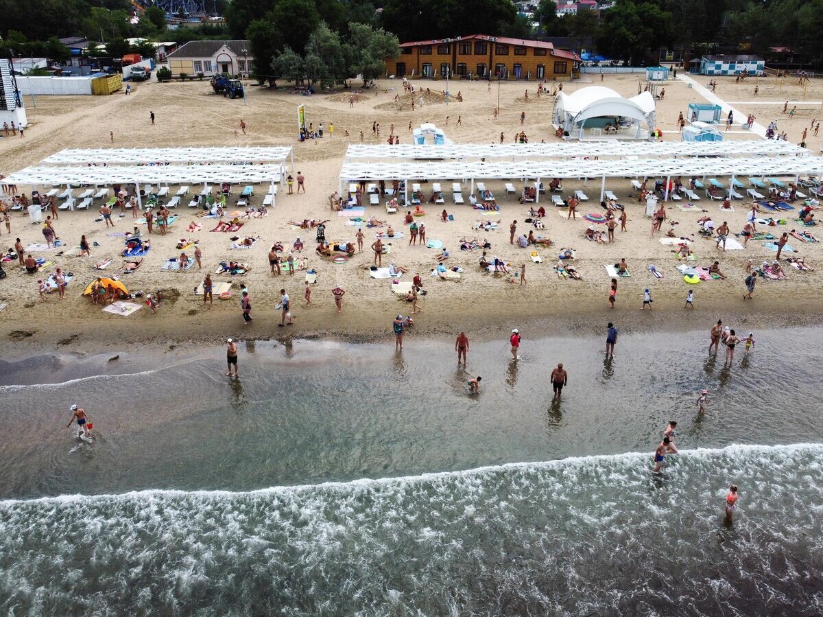    Отдыхающие на одном из пляжей в Анапе© РИА Новости / Виталий Тимкив