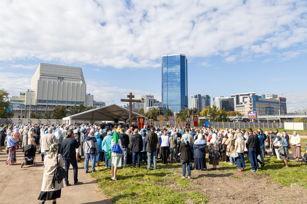     На закладку камня собрались почетные гости и православные красноярцы