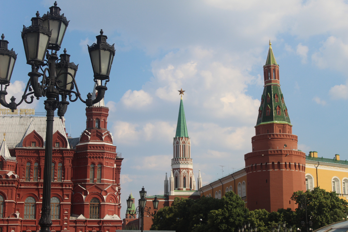 Никольская башня Московского Кремля (по центру фото) - неоготичнее некуда