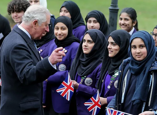 Этот процесс нельзя сводить к вопросу исключительно вероисповедания. За ним — сложная экосистема демографических изменений и политической корректности.