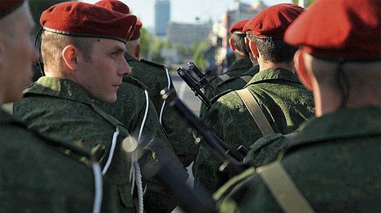    фото автора Военнослужащие Донецкой Народной Республики во время репетиции парада Победы в Донецке, 2015 год