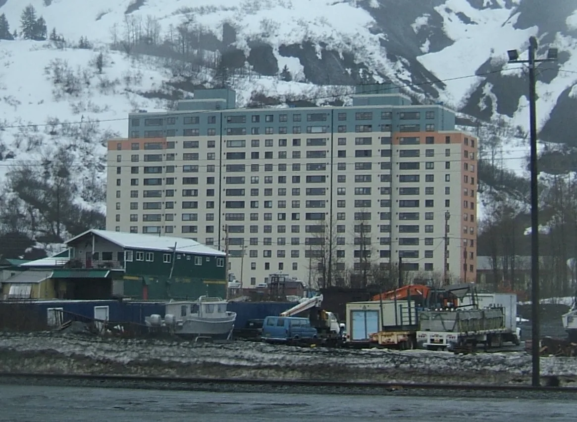 Башня Бегич (Begich Towers), построенная в 1957 году, изначально задумывалась как жилое пространство для военнослужащих ВМС США. 