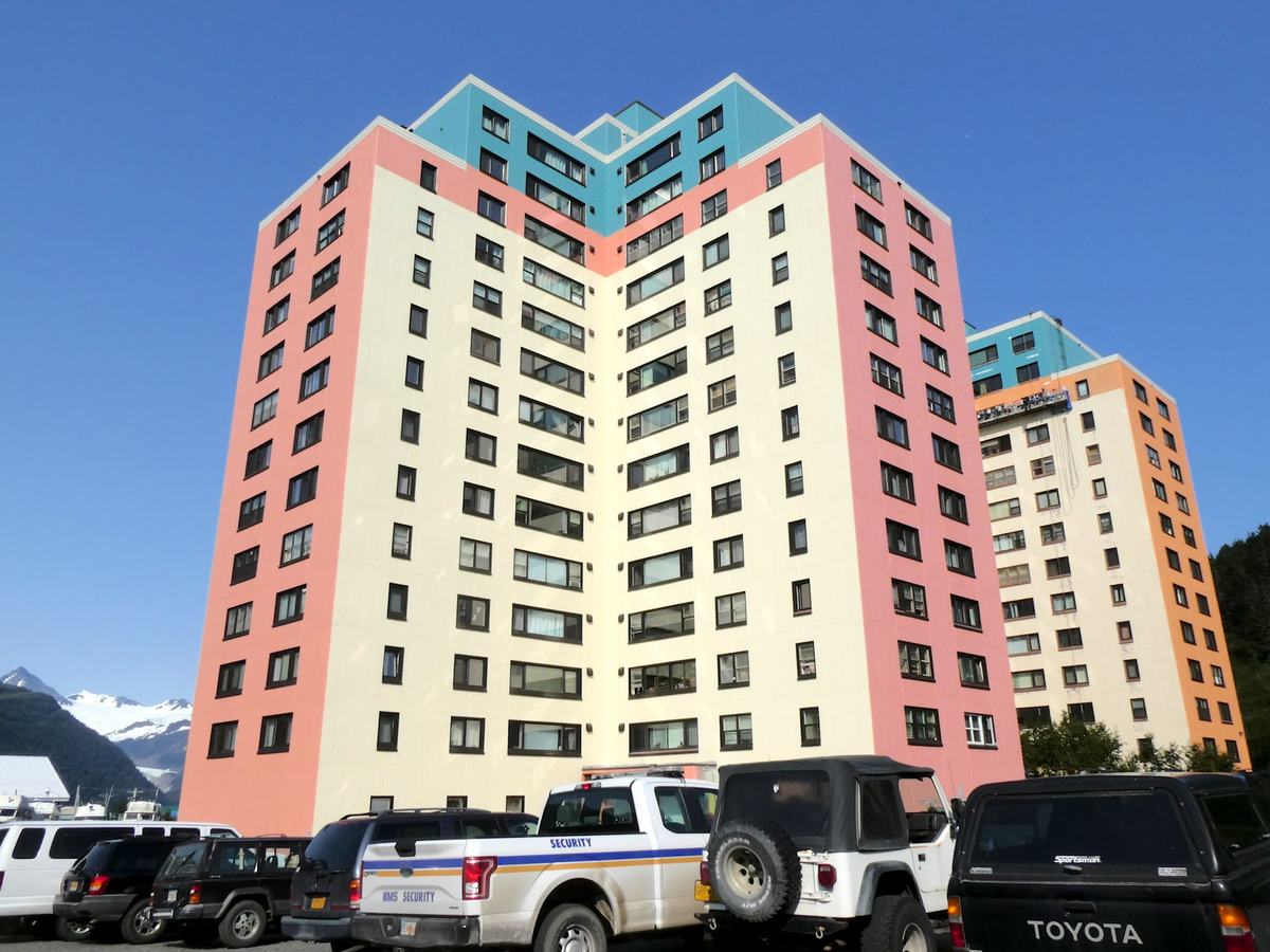 Выбор именно многоэтажного формата был обусловлен прежде всего ограниченностью рельефа. 