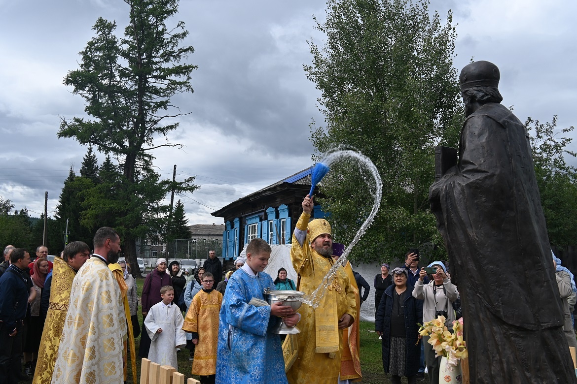 Епископ Минусинский и Курагинский Серафим освятил памятник Николаю Чудотворцу в селе Верхнеусинском