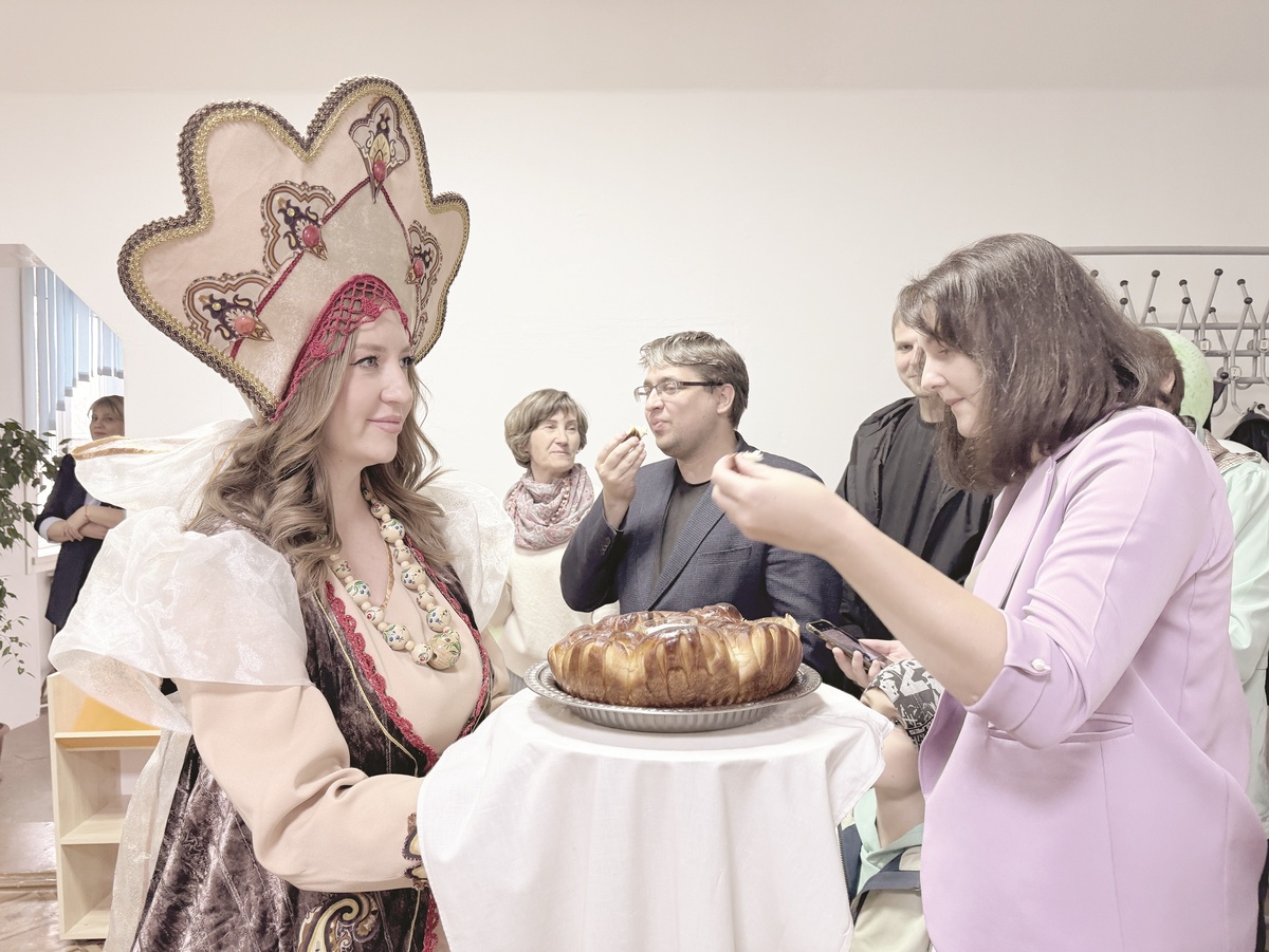 Гостей встречали хлебом-солью.