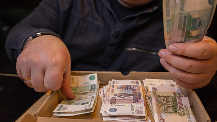    Зарплата... Тратишь её, тратишь, а она не кончается. Кто избавит от этой напасти - решать, куда потратить деньги? Фото: Vershinin89/Shutterstock