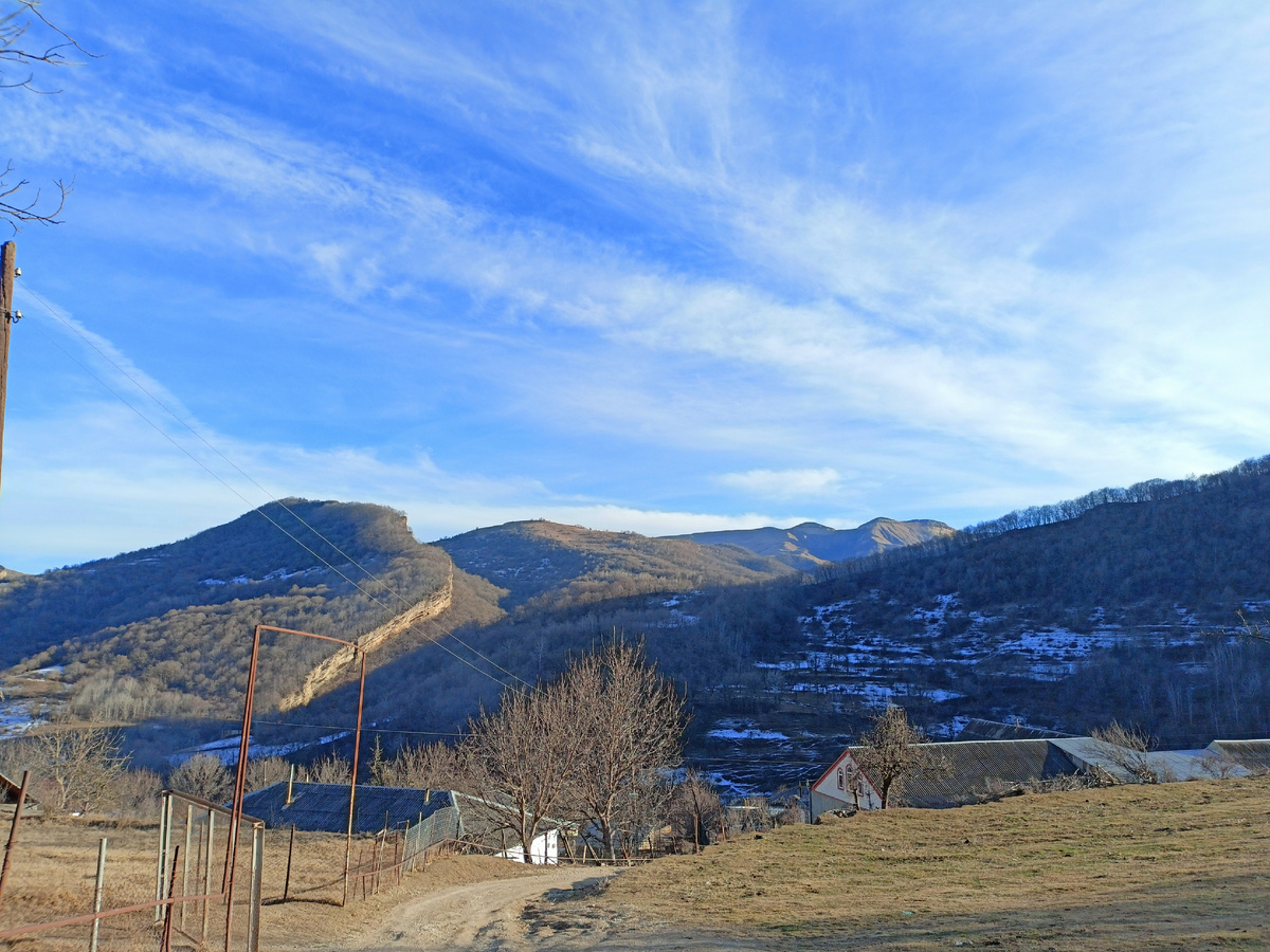 Фото автора: вид на горы из села (Дагестан, январь 2024)