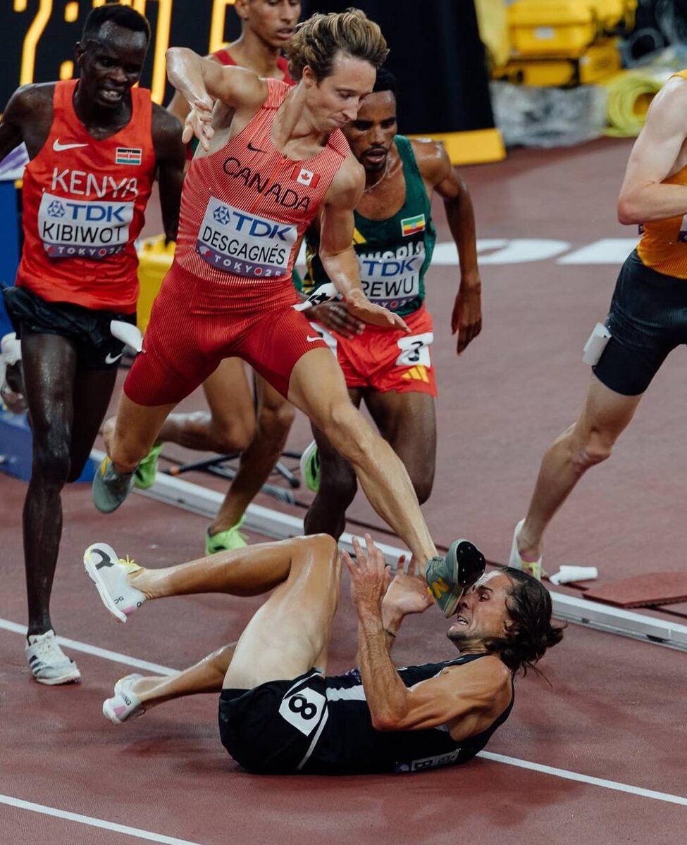 Канадец пытался его перешагнуть, на фотографии получился самый драматичный момент.