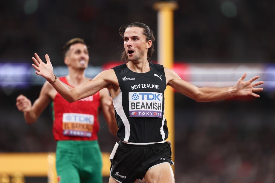 Оба спортсмена пересекли финиш практически одновременно.