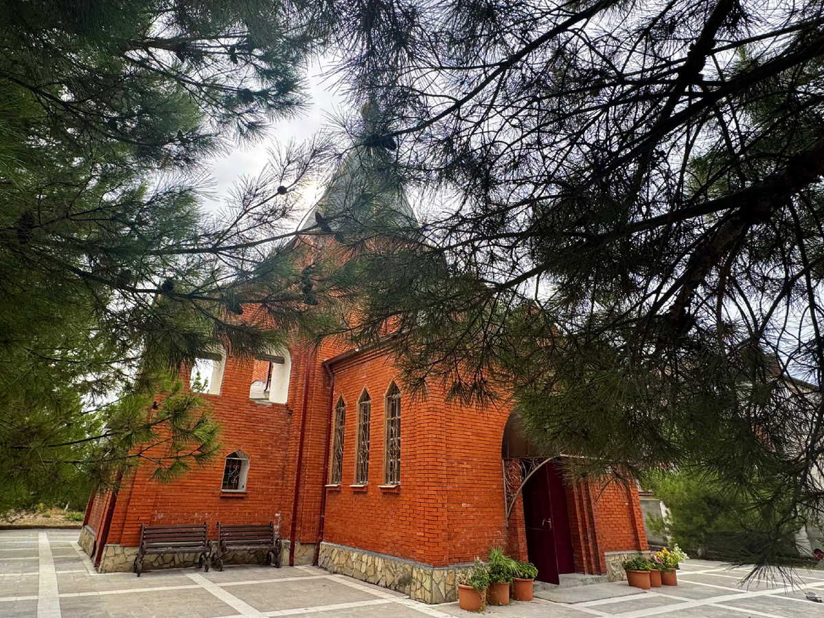 Вот такой небольшой храм спрятался в соснах. Черниговская ул., 1, Геленджик. Фото автора.