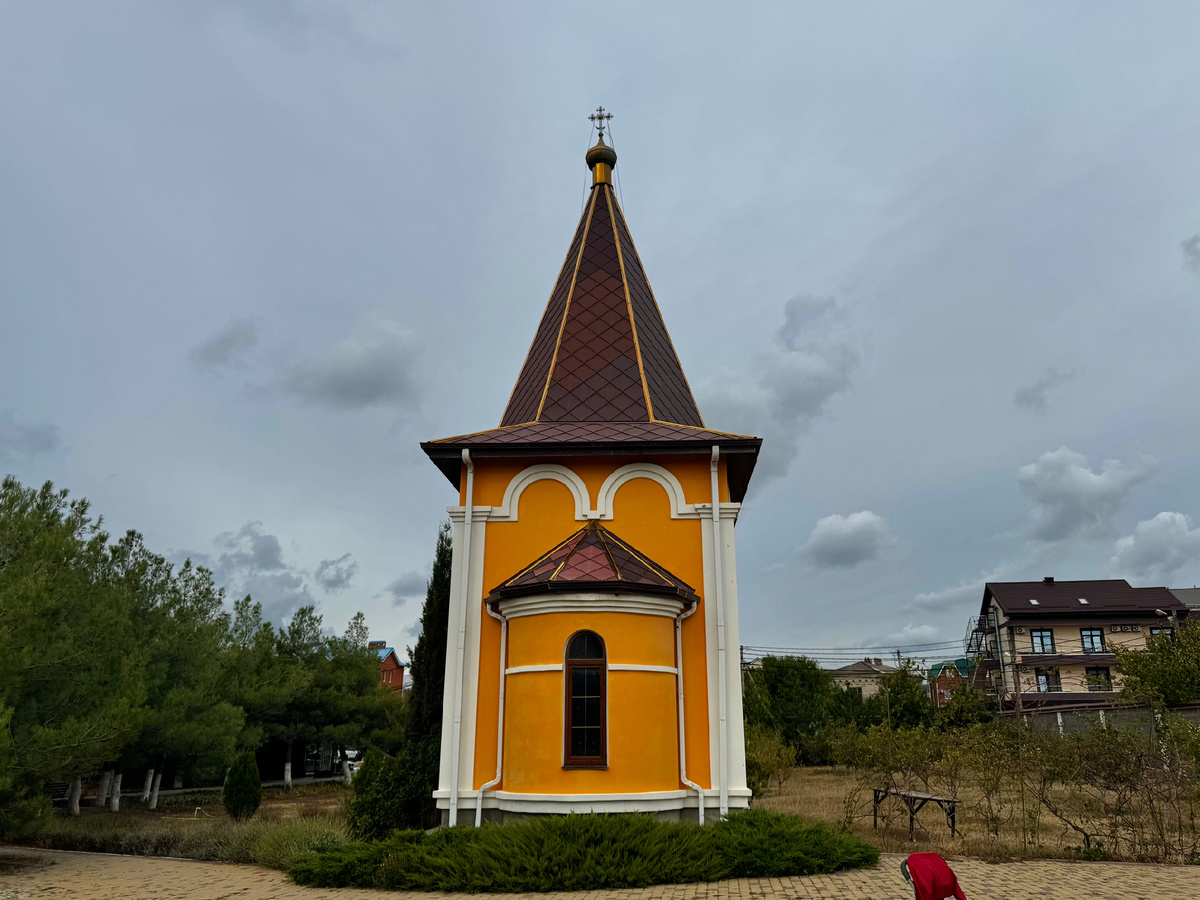 Рядом с основным зданием ещё одно небольшое - часовня Игоря Черниговского. Фото автора.