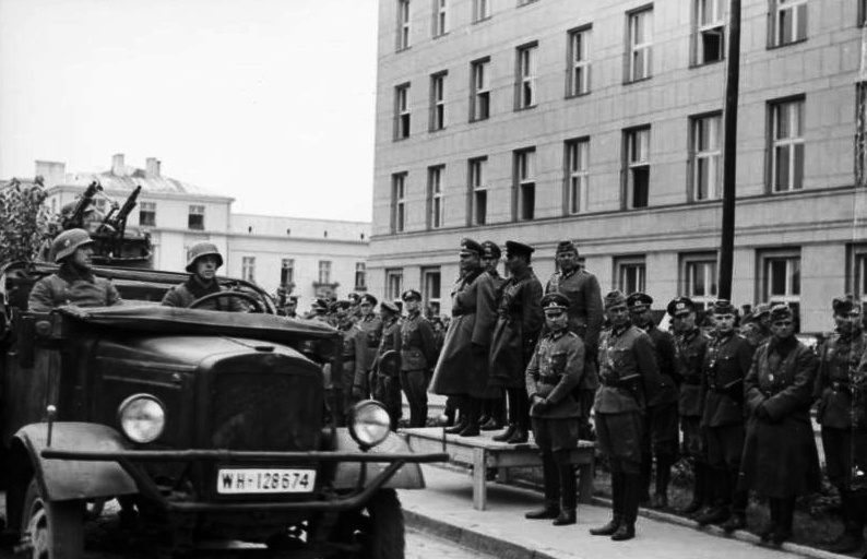 "У нас есть лучше!": как проходила передача Бреста советской стороне и зачем Гудериан предложил устроить парад вермахта перед частями РККА