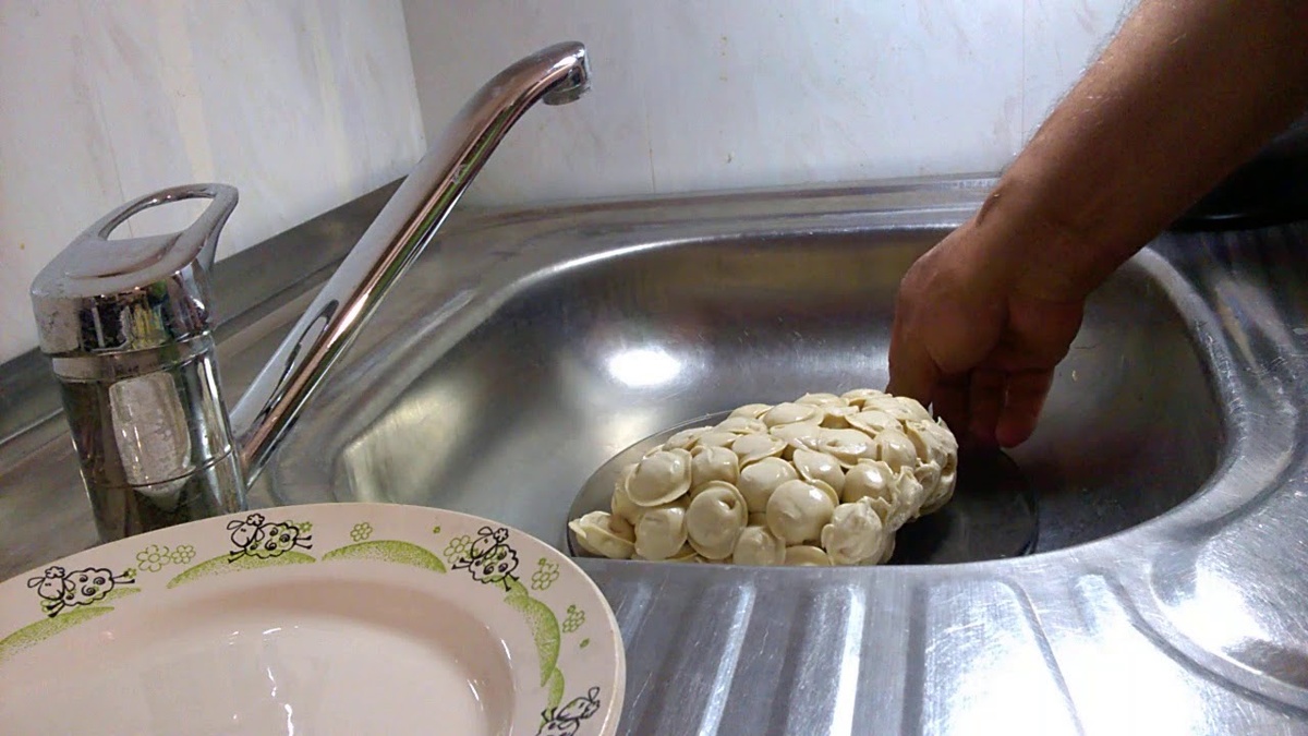 Размораживание помогает далеко не всегда: порой оттаявшие пельмени продолжают представлять собой слипшуюся массу.