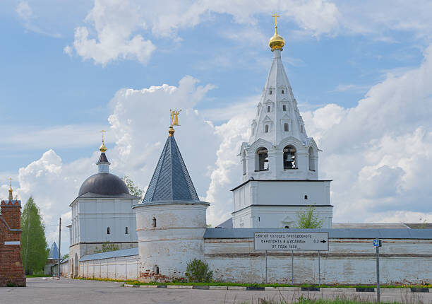 Этому монастырю 600 лет, он стоит ещё с тех времён, когда Можайск был мощным духовным центром Руси!