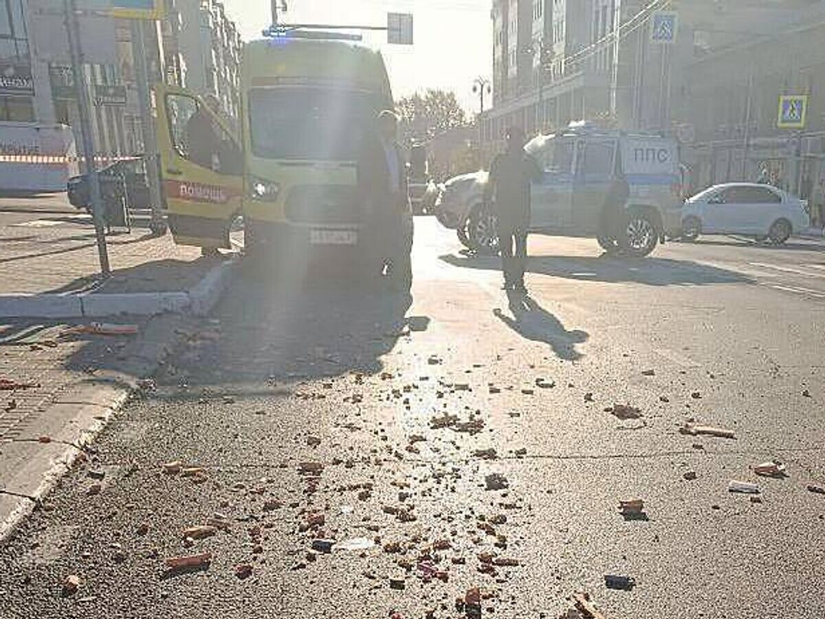    Последствия атаки беспилотника возле белгородской администрации© Фото : ДЕМИДОВ/Telegram