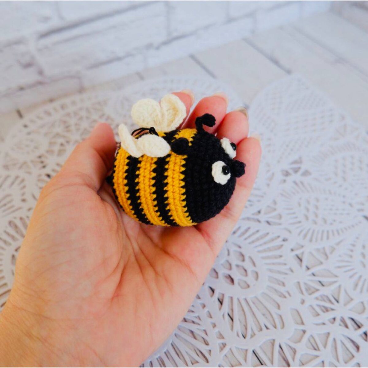 Пчелка из хлопковой пряжи
