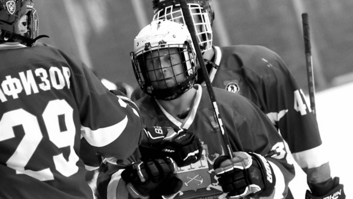    Василий Карташов скоропостижно скончался во время матчаСоцсети Ночной хоккейной лиги