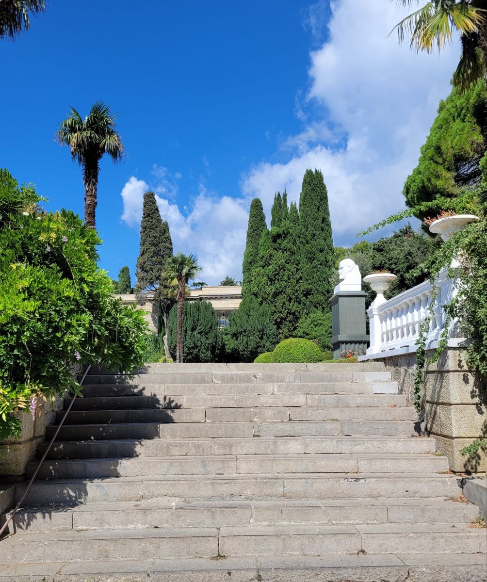 У главного входа неожиданно встречает Ленин