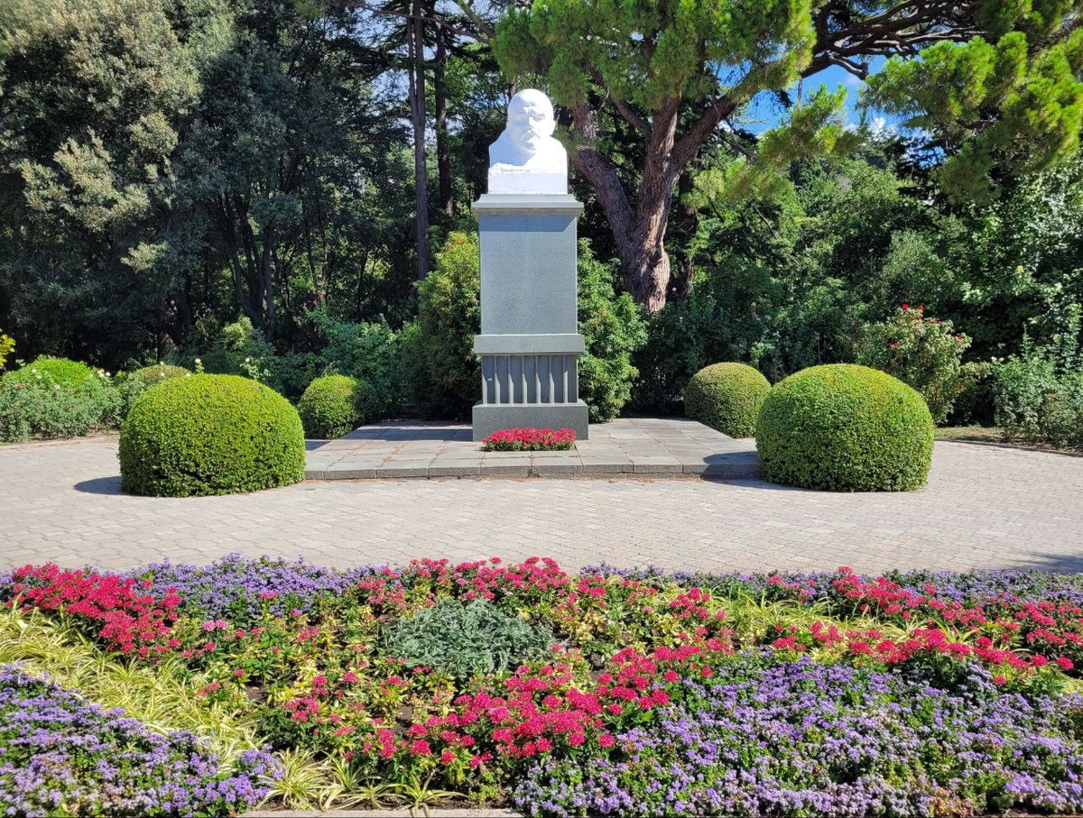 Он оказался не один