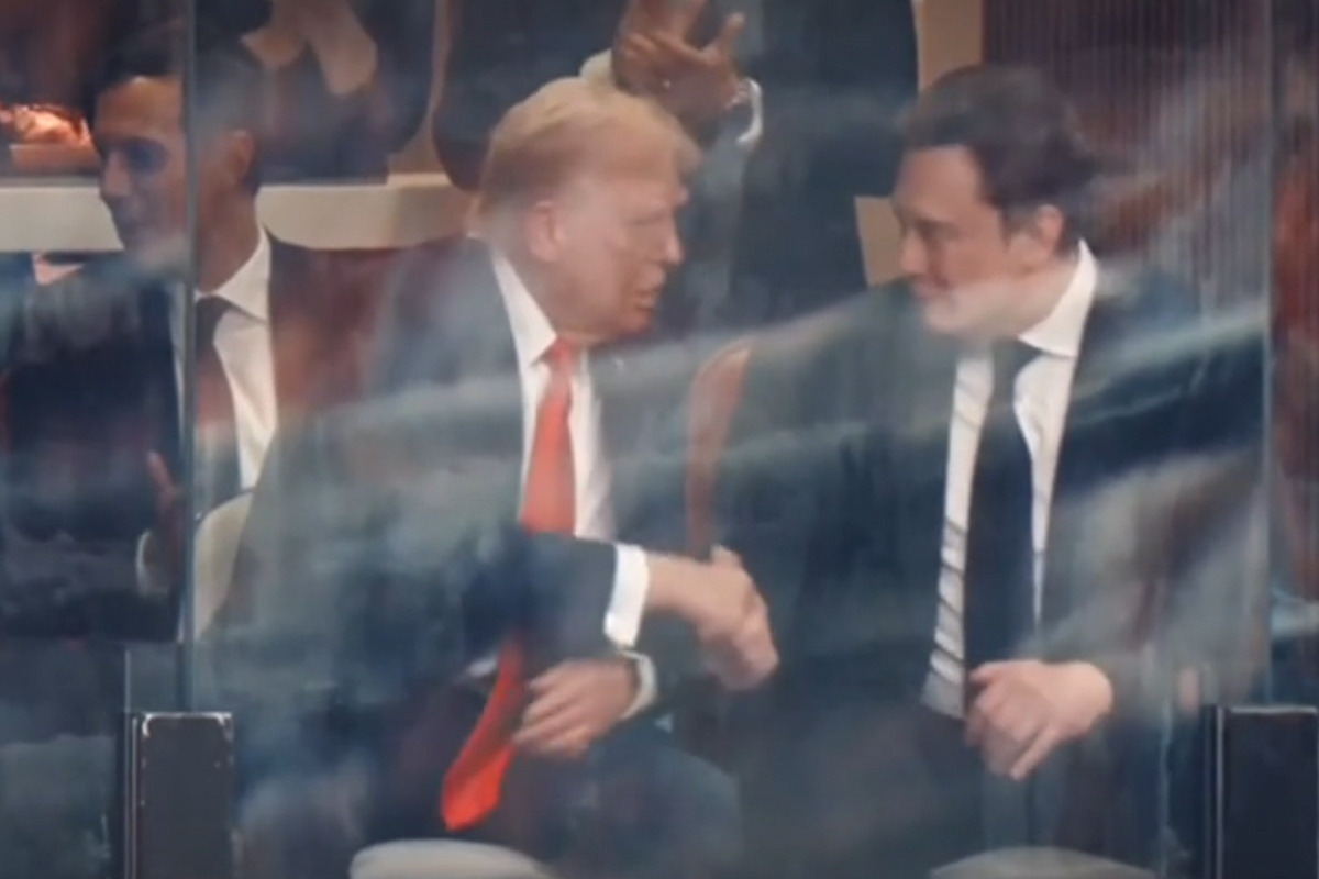 Дональд Трамп и Илон Маск мирятся на поминальной службе выполняя прижизненное желание Чарли Керка. Фото из открытых источников.