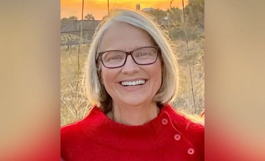 Чудом выжив после падения с высоты 4,4 км, Джоан Мюррей сумела вернуться к нормальной жизни и даже вновь прыгнуть с парашютом