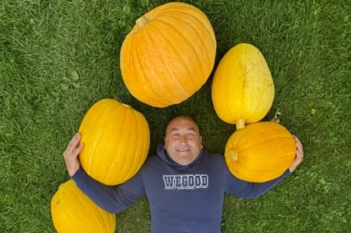    Силач Эльбрус Нигматуллин из Челябинской области вырастил тыкву в 27 кг