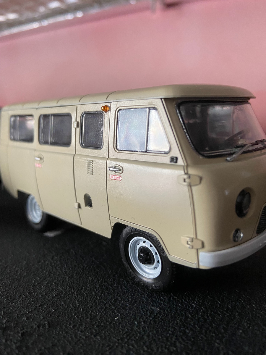 Стендовая модель УАЗ-3909 "Буханка" в масштабе 1/35. Производитель "Звезда". Фото из личного архива автора © 2025 год. 