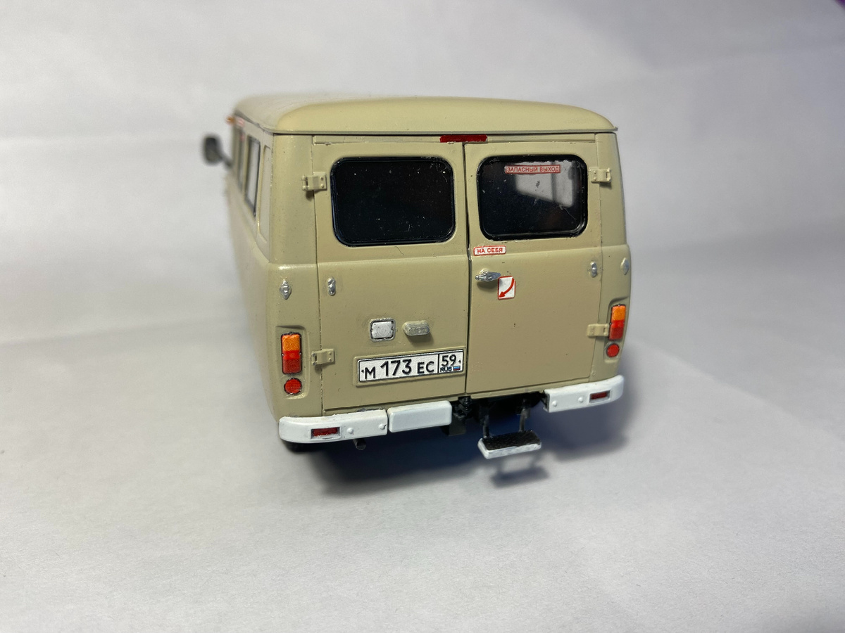 Стендовая модель УАЗ-3909 "Буханка" в масштабе 1/35. Производитель "Звезда". Фото из личного архива автора © 2025 год. 