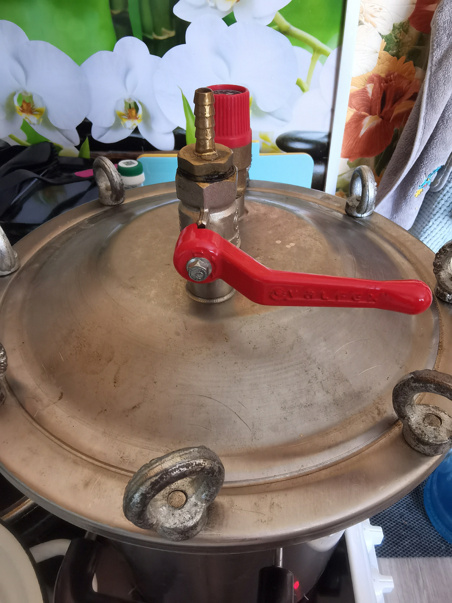 откываем кран,одеваем шланг и опускаем в тару с водой.