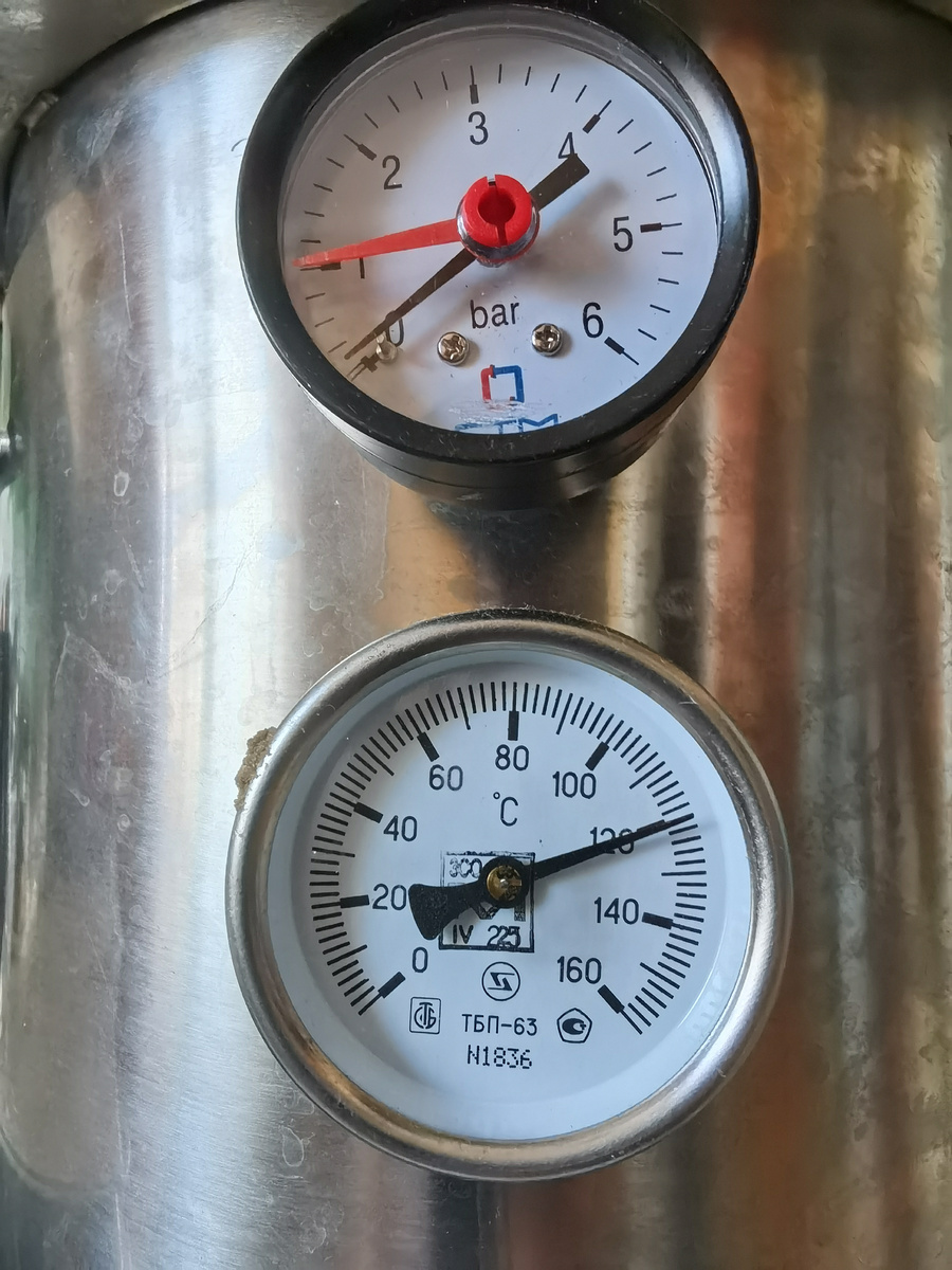 с этого момента иде время готовки один час тушенка свинная.Говядина 1час 40 минут и все шикарно.