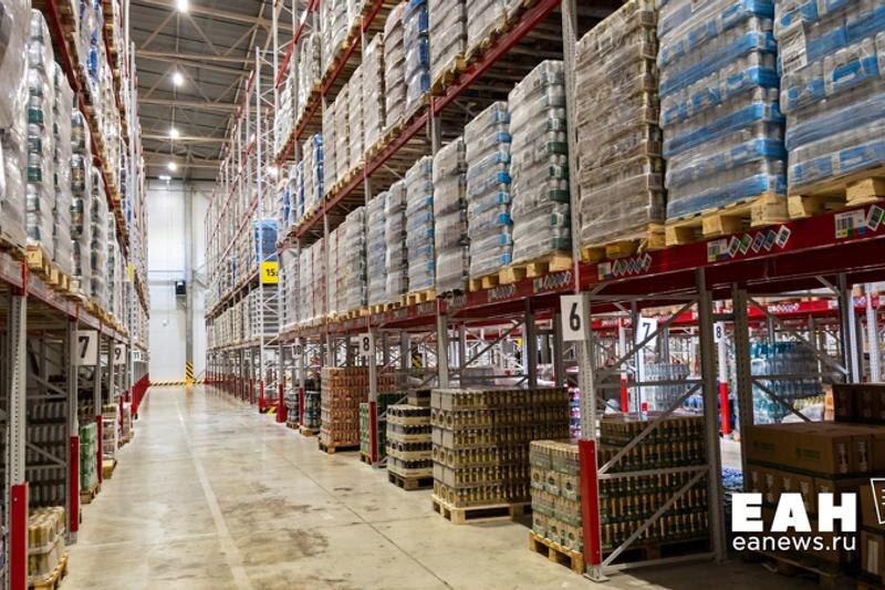    Стеллажи с товаром в магазине