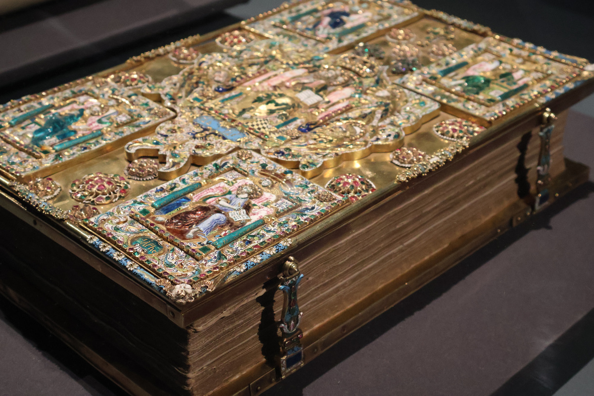 Держите для вдохновения Адрианово Евангелие - богослужебная книга православной церкви 1682-1692. Россия. Бумага, бархат, дерево, рубины, алмазы.