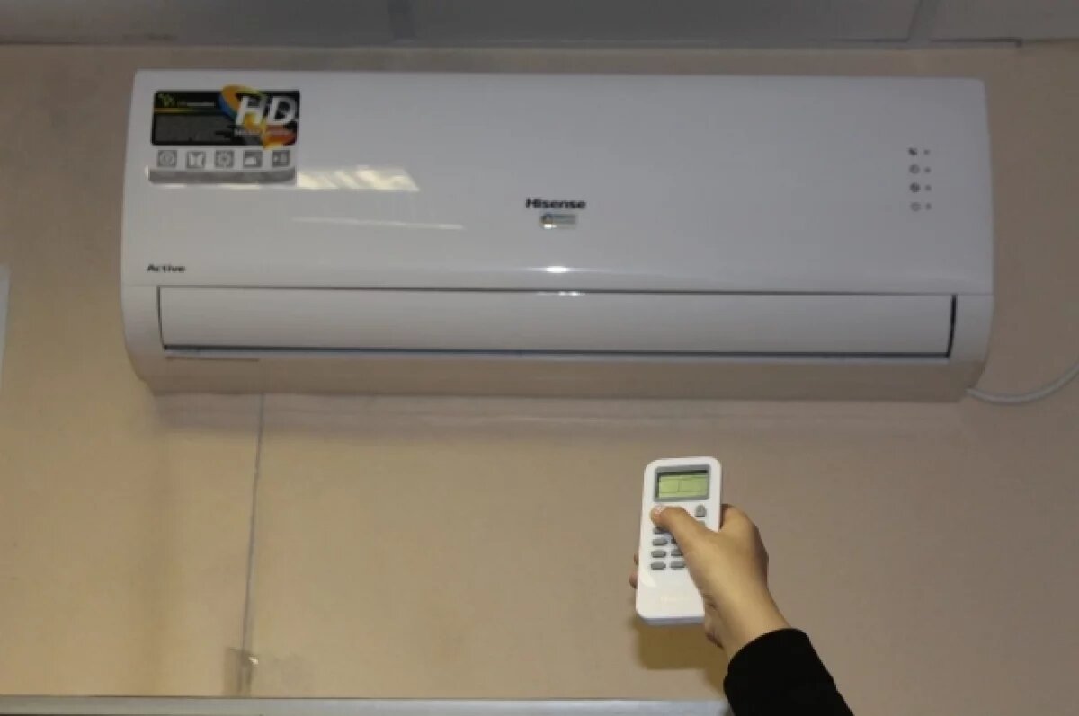    Суд заставил омичку демонтировать кондиционер, установленный обманом